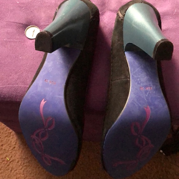 Black pumps with stone bows - Picture 3 of 3